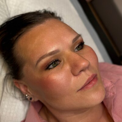 Softly shaded brows fully healed after a single session — a natural powder-style finish.